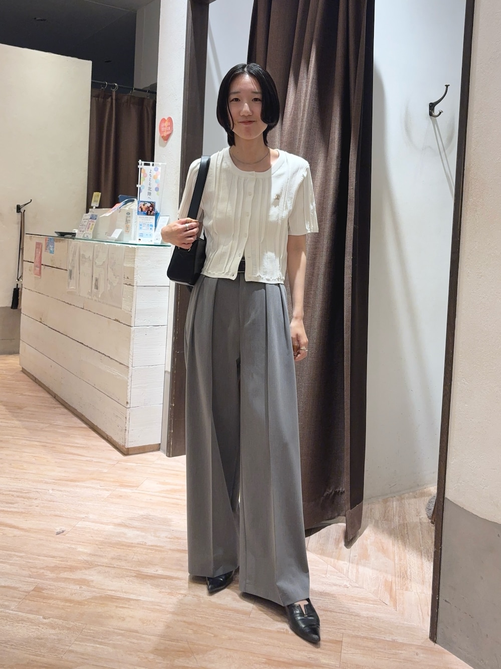 「ワイドパンツ、大人ファッション、きれいめコーデ、大人コーデ、大人女子、おでかけコーデ、モノトーンコーデ、グレー、春服、カーディガン、タックパンツ、グレーコーデ、グレーパンツ、夏コーデ、夏服」｜「CAPRICIEUX LE'MAGEのハーフスリーブ縦編みカーディガン（カーディガン/ボレロ、ホワイト系）」を使った、tasaka yunaさん（レディース・161cm）の春コーディネートの1枚目の写真