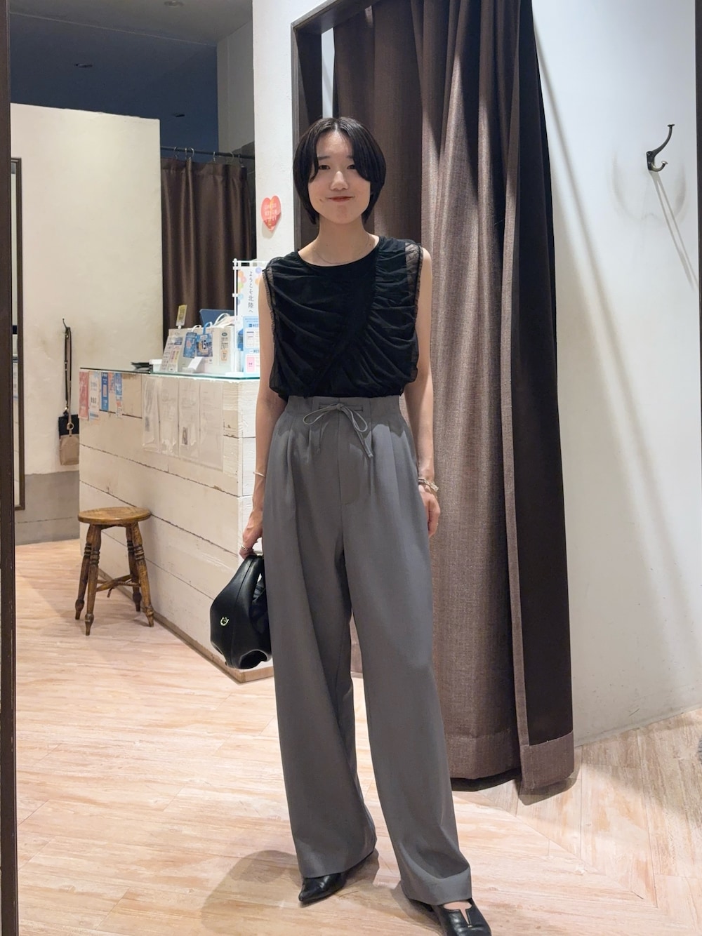 「シアートップス、オトナカジュアル、夏ファッション、ゆるコーデ、オトナカワイイ、夏服、デザイントップス、グレーコーデ、グレーパンツ、ドロストパンツ、夏コーデ、モノトーンコーデ」｜「CAPRICIEUX LE'MAGEの【着映えトップス】インナーSETシャーリングタンク（Tシャツ/カットソー、ブラック系）」を使った、tasaka yunaさん（レディース・161cm）の夏コーディネートの1枚目の写真
