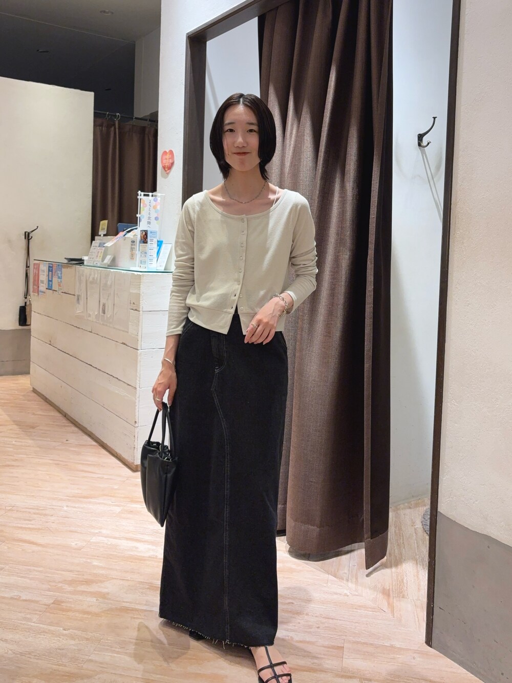 「夏コーデ、きれいめカジュアル、ラクチンコーデ、大人カジュアルコーデ、大人かわいい、夏服、デニムスカート、デニムコーデ、ブラックデニム、カーディガン、カーディガンコーデ、春夏コーデ、大人カジュアル、大人コーデ、大人女子」｜「CAPRICIEUX LE'MAGEの【夏の冷房対策にもおすすめ】コンパクトカーディガン（Tシャツ/カットソー、ベージュ系）」を使った、tasaka yunaさん（レディース・161cm）の夏コーディネートの1枚目の写真