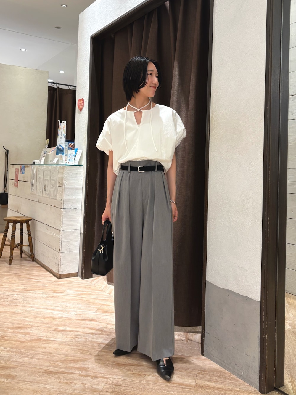 「ワイドパンツ、最近のいい感じコーデ、大人可愛い、大人かわいい、春夏、夏コーデ、キレイめ、ラクチンコーデ、ブラウス、チョーカー、グレーコーデ、グレーパンツ、夏服」｜「CAPRICIEUX LE'MAGEの【shio企画】バルーンリボンブラウス（シャツ/ブラウス、ホワイト系）」を使った、tasaka yunaさん（レディース・161cm）の春コーディネートの1枚目の写真