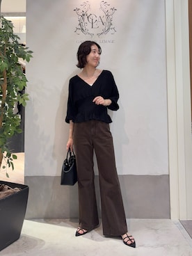 ウエストマークVネックブラウスを使った人気ファッション