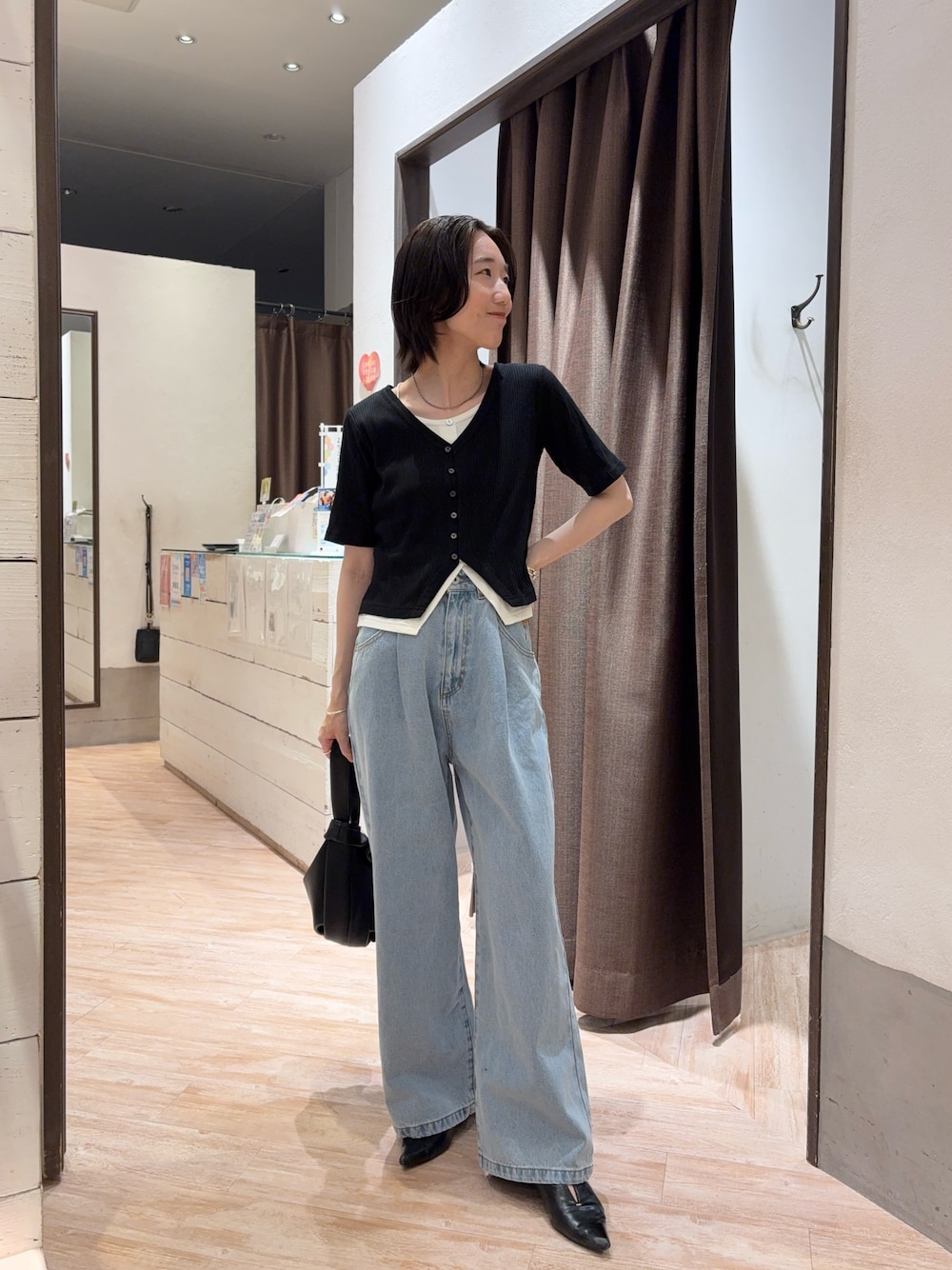 「夏コーデ、夏服、大人かわいい、プルオーバー、デニム、デニムコーデ、きれいめカジュアル、大人カジュアル、カジュアルスタイル、女子会コーデ、オトナカワイイ」｜「CAPRICIEUX LE'MAGEの【簡単にお洒落見え】カーディガン風バイカラーレイヤードプルオーバー（Tシャツ/カットソー、ブラック系）」を使った、tasaka yunaさん（レディース・161cm）の夏コーディネートの1枚目の写真