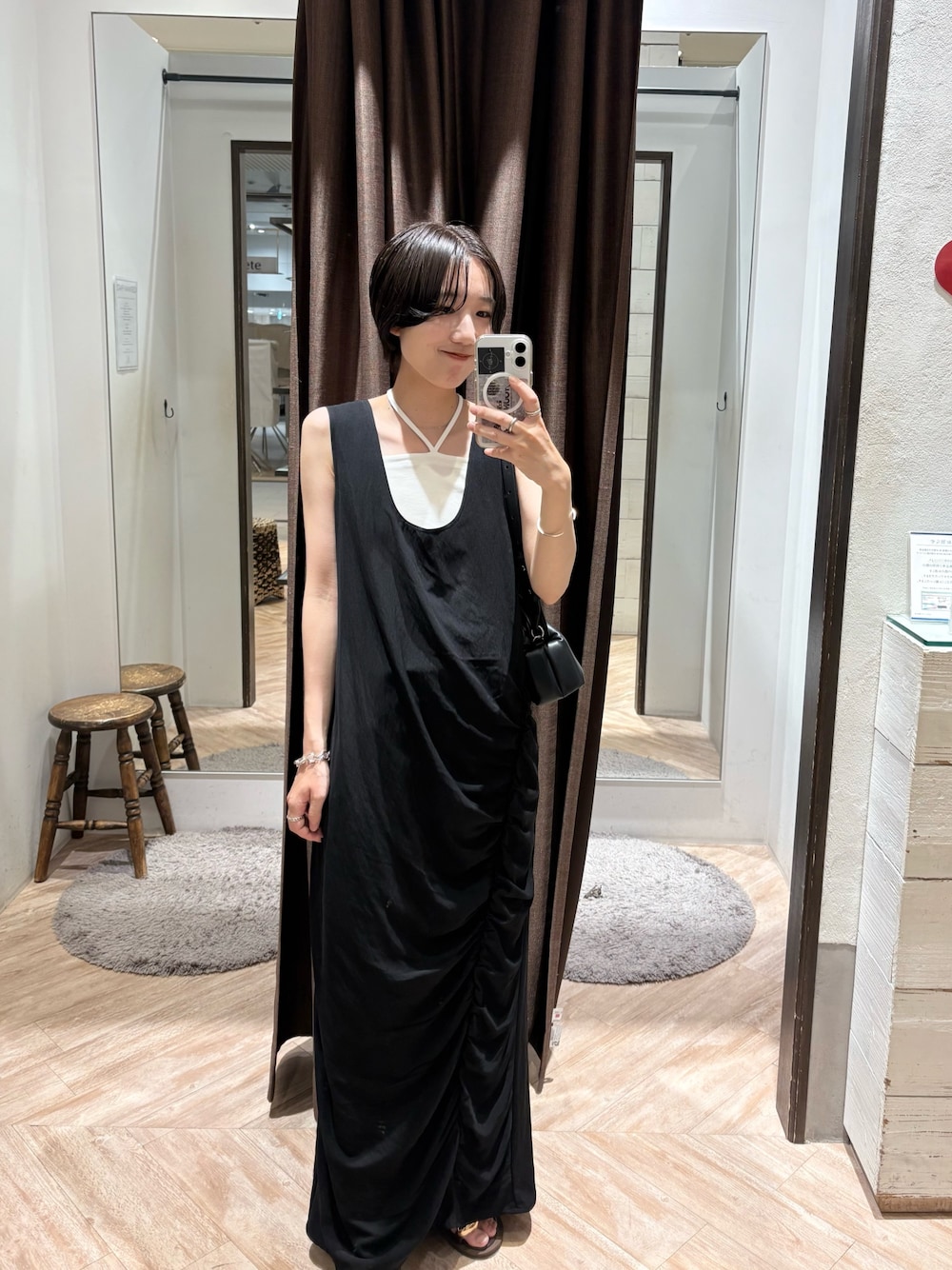 「ノースリーブ、お出かけコーデ、夏コーデ、オトナカワイイ、夏ファッション、ワンピース、ワンピーススタイル、ギャザーワンピース、ブラックワンピース、夏服、大人カジュアル、きれいめカジュアル」｜「CAPRICIEUX LE'MAGEの【低身長サイズあり】ホルターキャミSET Uネックワンピース（ワンピース、ブラック系）」を使った、tasaka yunaさん（レディース・161cm）の夏コーディネートの1枚目の写真