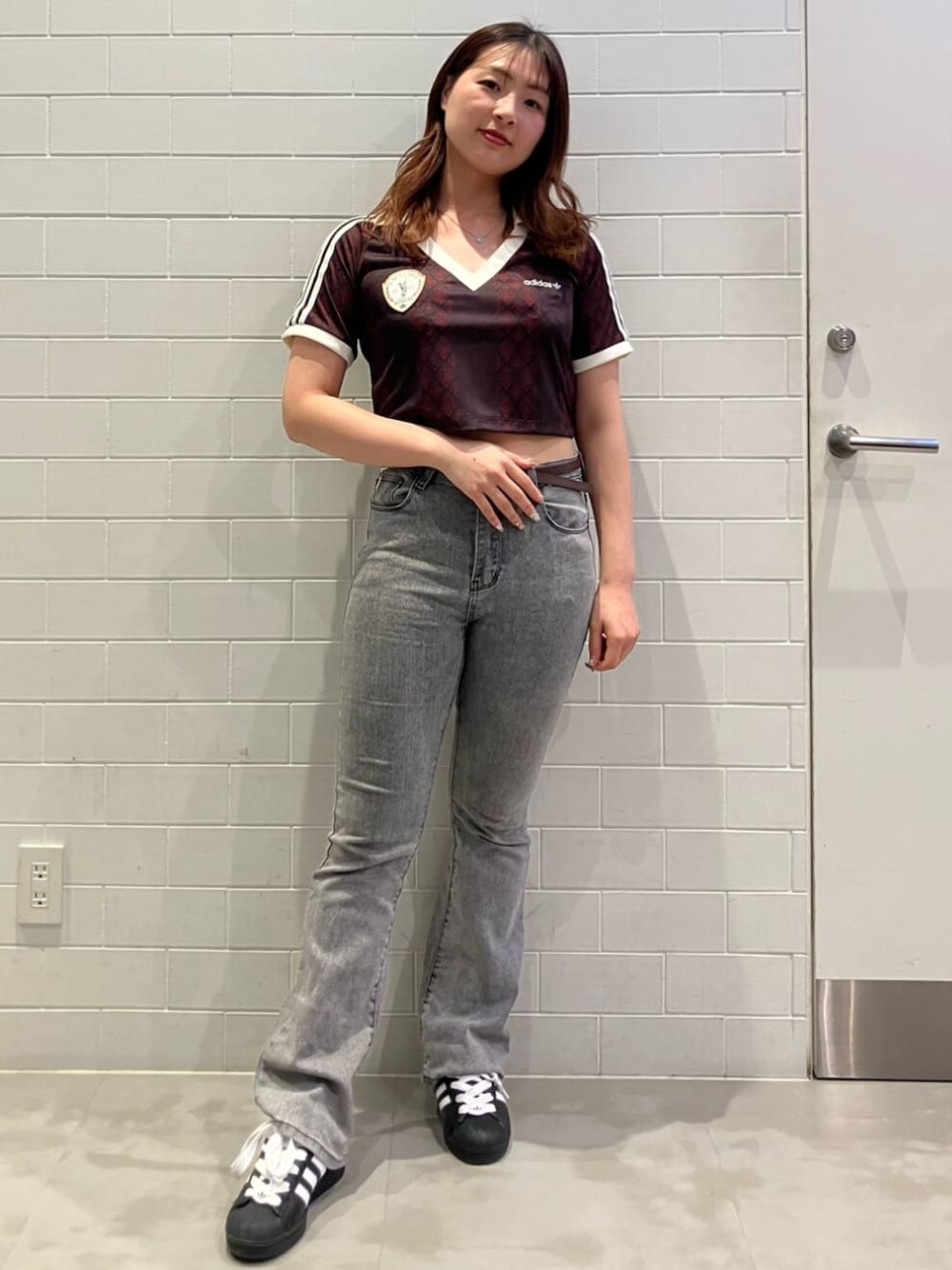 「スニーカー、Tシャツ、adidas、アディダス、adidas originals、クロップドトップス、アディダスオリジナルス、半袖Ｔシャツ、スーパースター、ジャージー」｜「adidasのアディダス オリジナルス レトロ スポーツ クリケット インスパイアード ジャージー / アディダスオリジナルス adidas Originals（Tシャツ/カットソー、ブラウン系）」を使った、NMさん（レディース・163cm）の春コーディネートの1枚目の写真