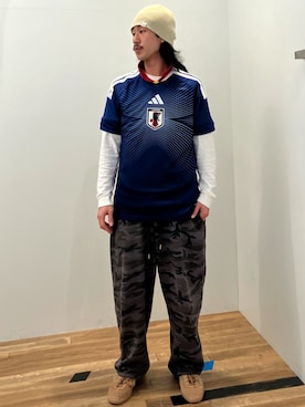 「adidas（アディダス）のサッカー日本代表 2026 ホーム レプリカ ユニフォーム / adidas（Tシャツ/カットソー）」を使った、SKさん（メンズ・170cm）の冬コーディネート