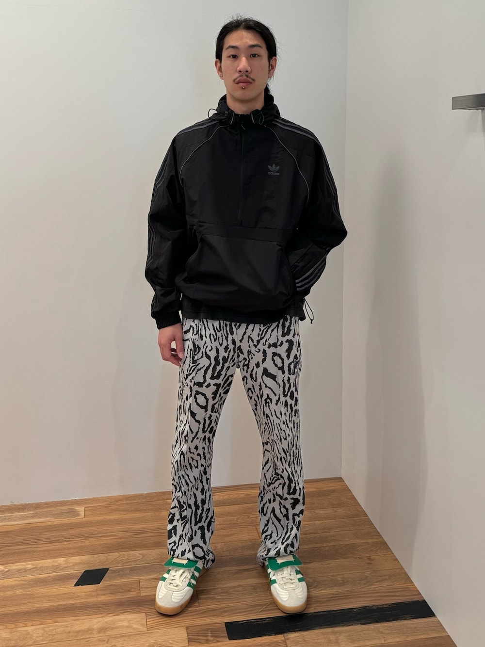 「ジャケット、アウター、adidas、アディダス、adidas originals、アノラック、アノラックパーカー、アディダスオリジナルス、ウインドブレーカー、ハーフジップ」｜「adidasのアノラック（ナイロンジャケット、ブラック系）」を使った、SKさん（メンズ・170cm）の冬コーディネートの1枚目の写真