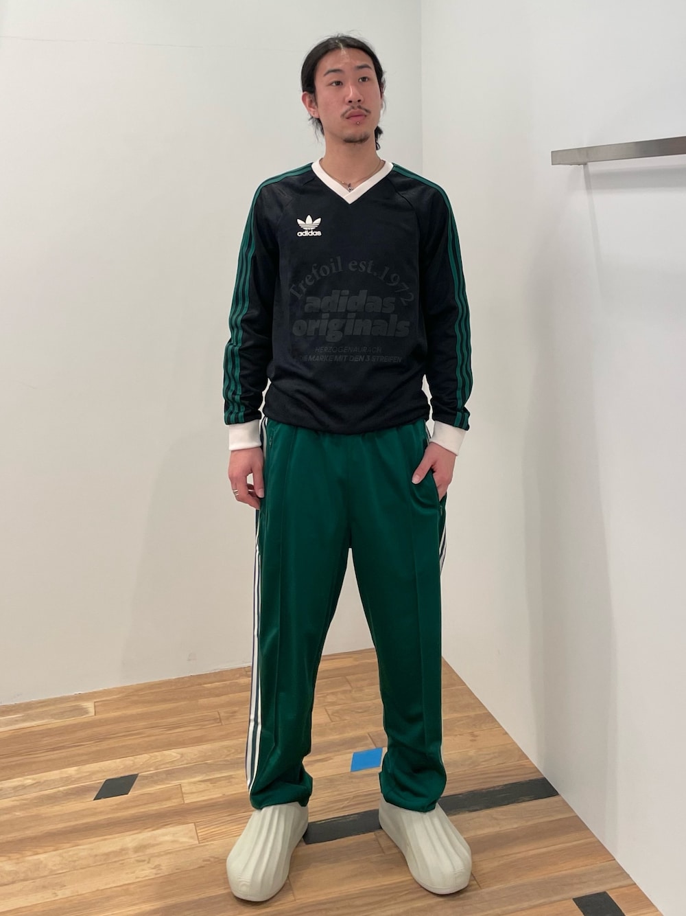 「adidas、ジャージ、アディダス、サンダル、トラックパンツ、adidas originals、ユニフォーム、アディダスオリジナルス、長袖Tシャツ、アディフォーム」｜「adidasのジャージー（Tシャツ/カットソー、ブラック系）」を使った、SKさん（メンズ・170cm）の冬コーディネートの1枚目の写真