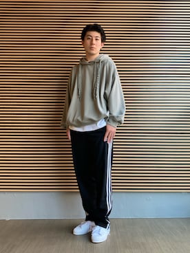 「クセニア・シュナイダー」｜「アイテム（スウェットパンツ）」を使った、OSさん（メンズ・176cm）の夏コーディネート