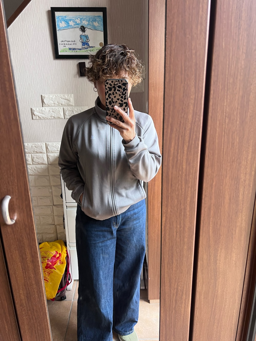 「仕事着」｜「adidasのアイテム（ジャージ、グレー系）」を使った、shiho511212さん（レディース・152cm）の春コーディネートの1枚目の写真