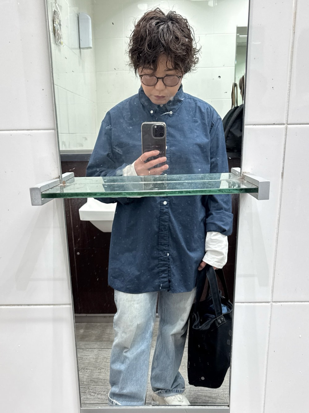 「トイレの鏡」｜「ZARAのアイテム（デニムパンツ、ブルー系）」を使った、shiho511212さん（レディース・152cm）の春コーディネートの1枚目の写真