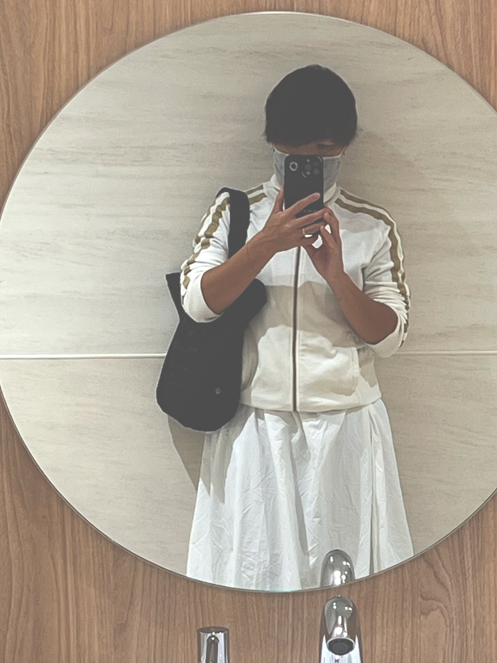 「adidasのアイテム（ジャージ、ホワイト系）」を使った、shiho511212さん（レディース・152cm）の秋コーディネートの1枚目の写真