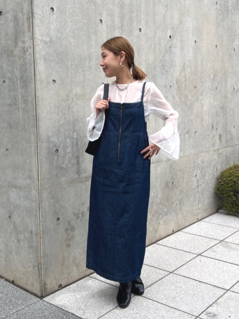 ホワイト系のシャツ/ブラウス、ブルー系のワンピースを着用したレディースの春コーディネートの1枚目の写真