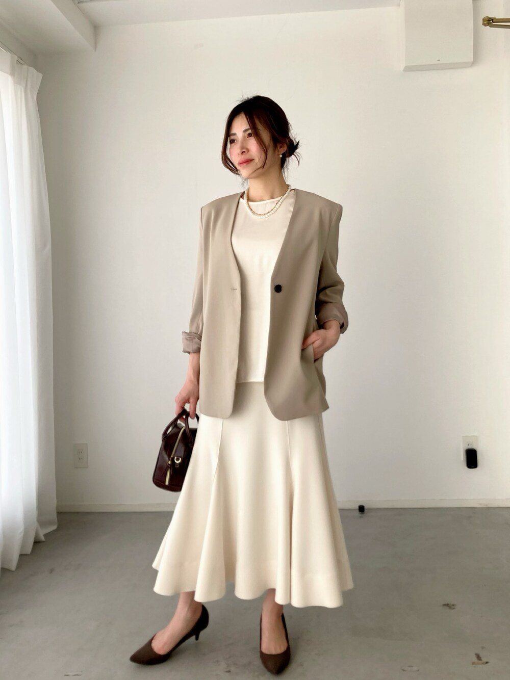 「卒業式、卒業式コーデ、大人コーデ、卒園式、卒園式コーデ、入学式、入学式コーデ、アラフォー、スカート、大人かわいい、ブルベ夏、きれいめカジュアル、大人女子」｜「Ehre styleのアイテム（Tシャツ/カットソー、ホワイト系）」を使った、mano11さん（レディース・164cm）の冬コーディネートの1枚目の写真