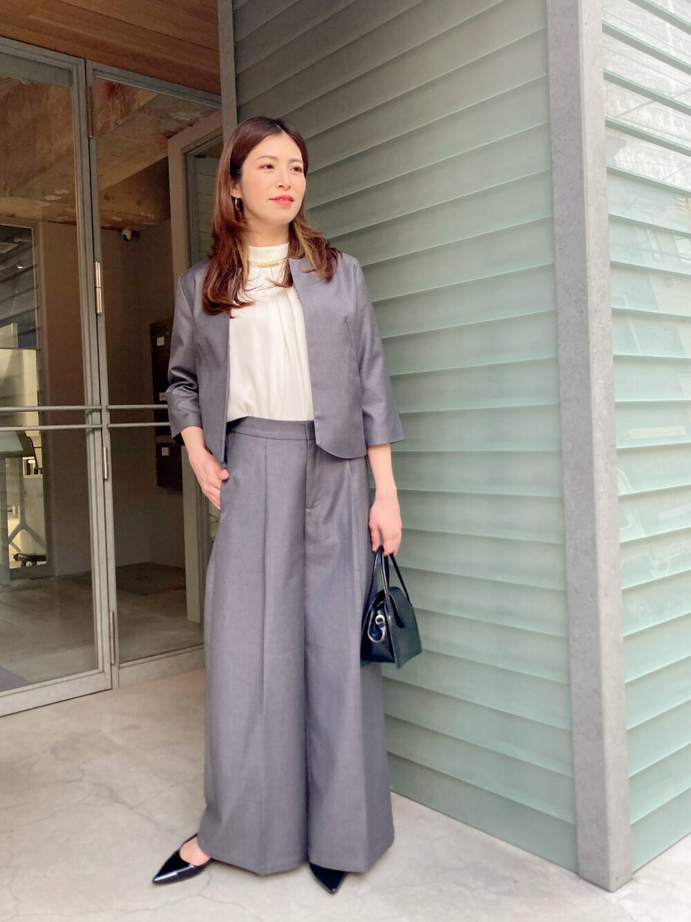 「春、卒業式、卒業式コーデ、卒園式、卒園式コーデ、アラフォー、入学式、入学式コーデ、大人かわいい、セットアップ、グレー、ママファッション、ブルベ夏」｜「Ehre styleのJKと合わせたいネックレス付き華やぎブラウス（シャツ/ブラウス、ホワイト系）」を使った、mano11さん（レディース・164cm）の冬コーディネートの1枚目の写真