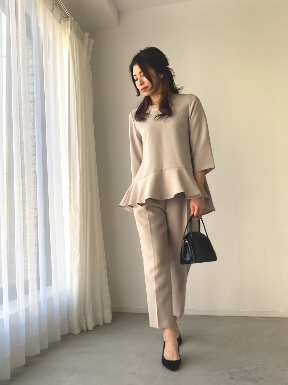 「大人可愛い、オトナ女子、アラフォー、入学式、セットアップ、ザラジョ、卒業式ママコーデ、入学式ママコーデ、卒業式コーデ、セレモニーコーデ、卒業式、ブルベ夏、卒園式、卒園式コーデ」｜「Ehre styleのEhrestyleオリジナル!母行事の強い味方ペプラムセットアップフォーマル（スーツセット、ベージュ系）」を使った、mano11さん（レディース・164cm）の冬コーディネートの1枚目の写真