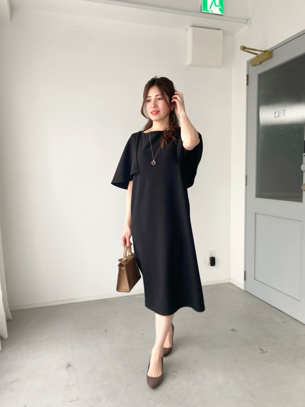 「大人女子、オトナカワイイ、キレイめコーデ、ワンピースコーデ、セレモニー、卒業式、卒業式コーデ、卒園式、卒園式コーデ、ママコーデ、ブルベ夏、アラフォー、ワンピース」｜「Ehre styleの腕隠しケープ付き1枚で完結。セレモニーワンピ（ワンピース、ブラック系）」を使った、mano11さん（レディース・164cm）の冬コーディネートの1枚目の写真