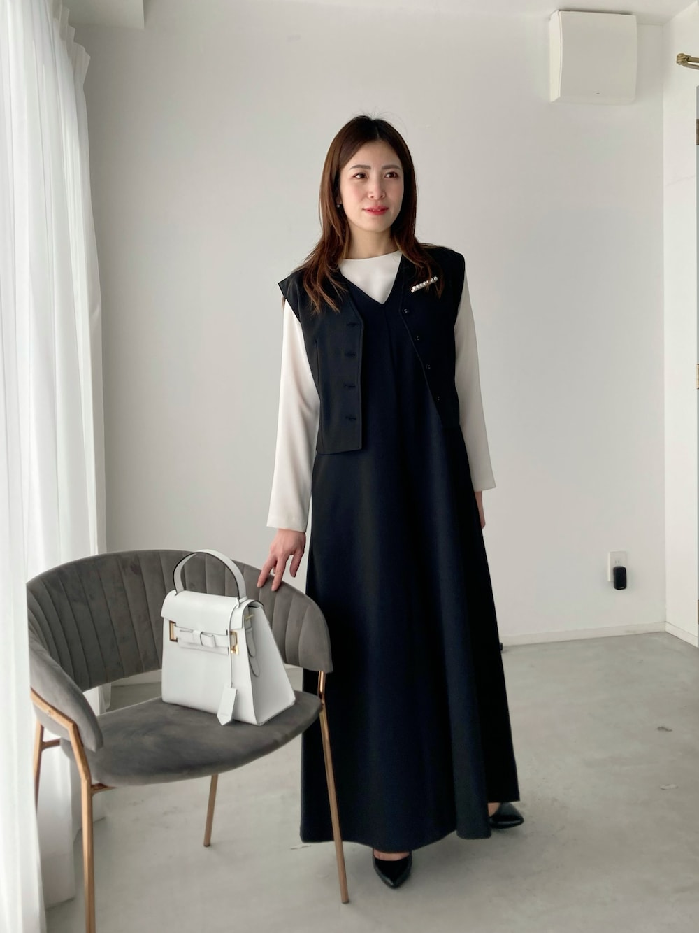 「大人カジュアル、オトナ女子、モノトーンコーデ、ママファッション、卒業式、卒業式コーデ、卒園式、卒園式コーデ、ブルベ夏、セレモニー、セットアップ、オールインワン、アラフォー」｜「Ehre styleのアイテム（Tシャツ/カットソー、ホワイト系）」を使った、mano11さん（レディース・164cm）の冬コーディネートの1枚目の写真