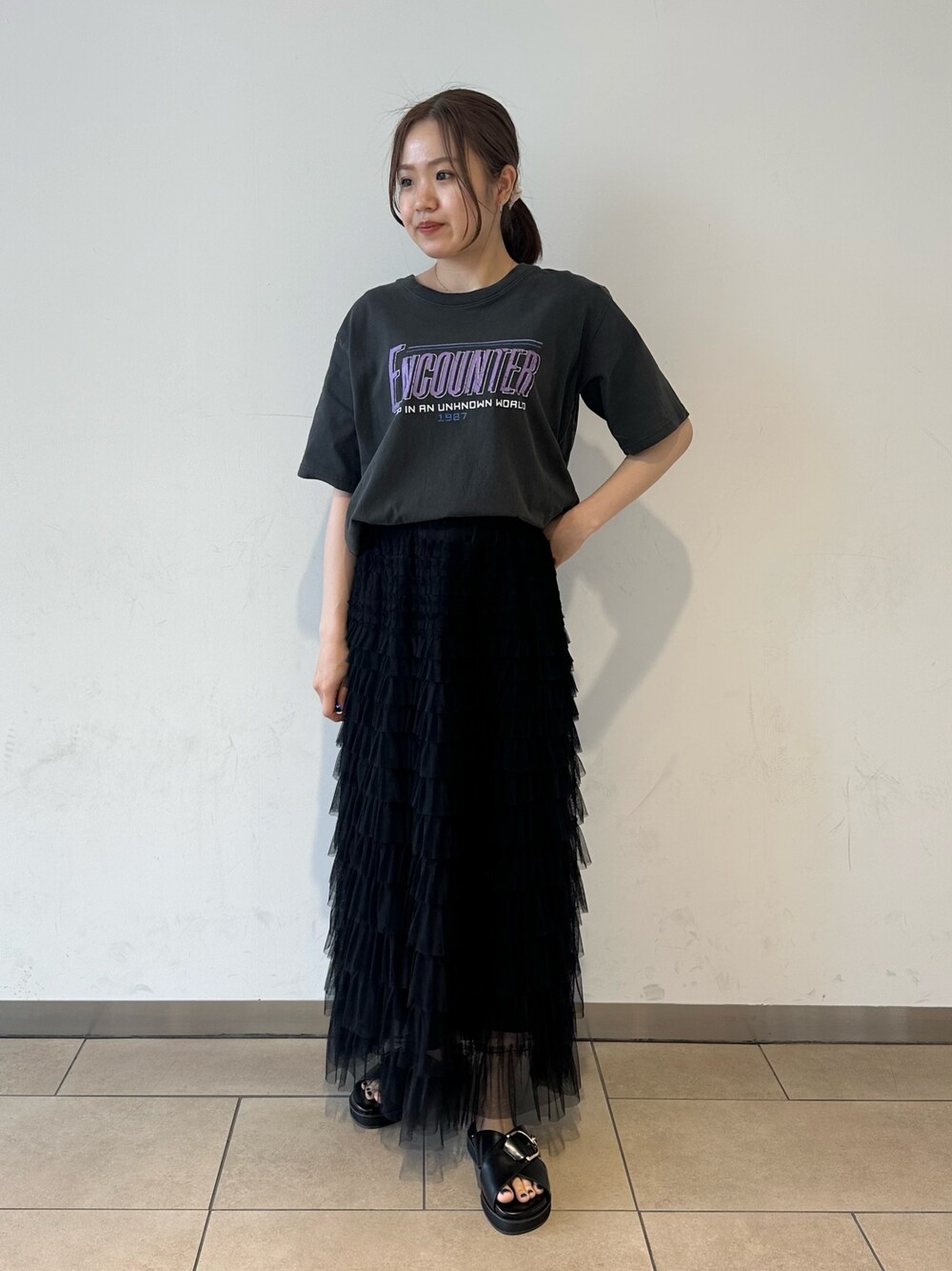 その他のTシャツ/カットソー、ブラック系のスカート、ブラック系のサンダルを着用したレディースの夏コーディネートの1枚目の写真