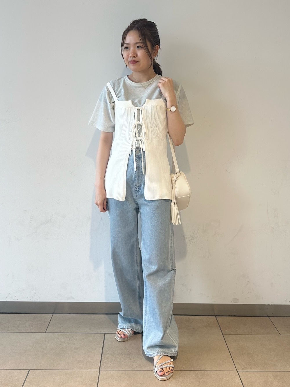 シルバー系のTシャツ/カットソー、ホワイト系のショルダーバッグ、ブルー系のその他パンツを着用したレディースの夏コーディネートの1枚目の写真