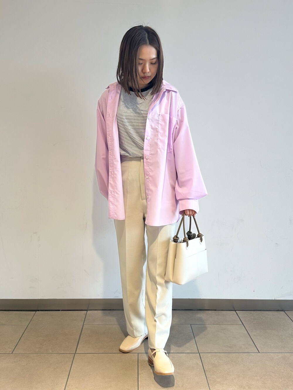 ピンク系のシャツ/ブラウス、ホワイト系のTシャツ/カットソー、ベージュ系のその他パンツを着用したレディースの春コーディネートの1枚目の写真