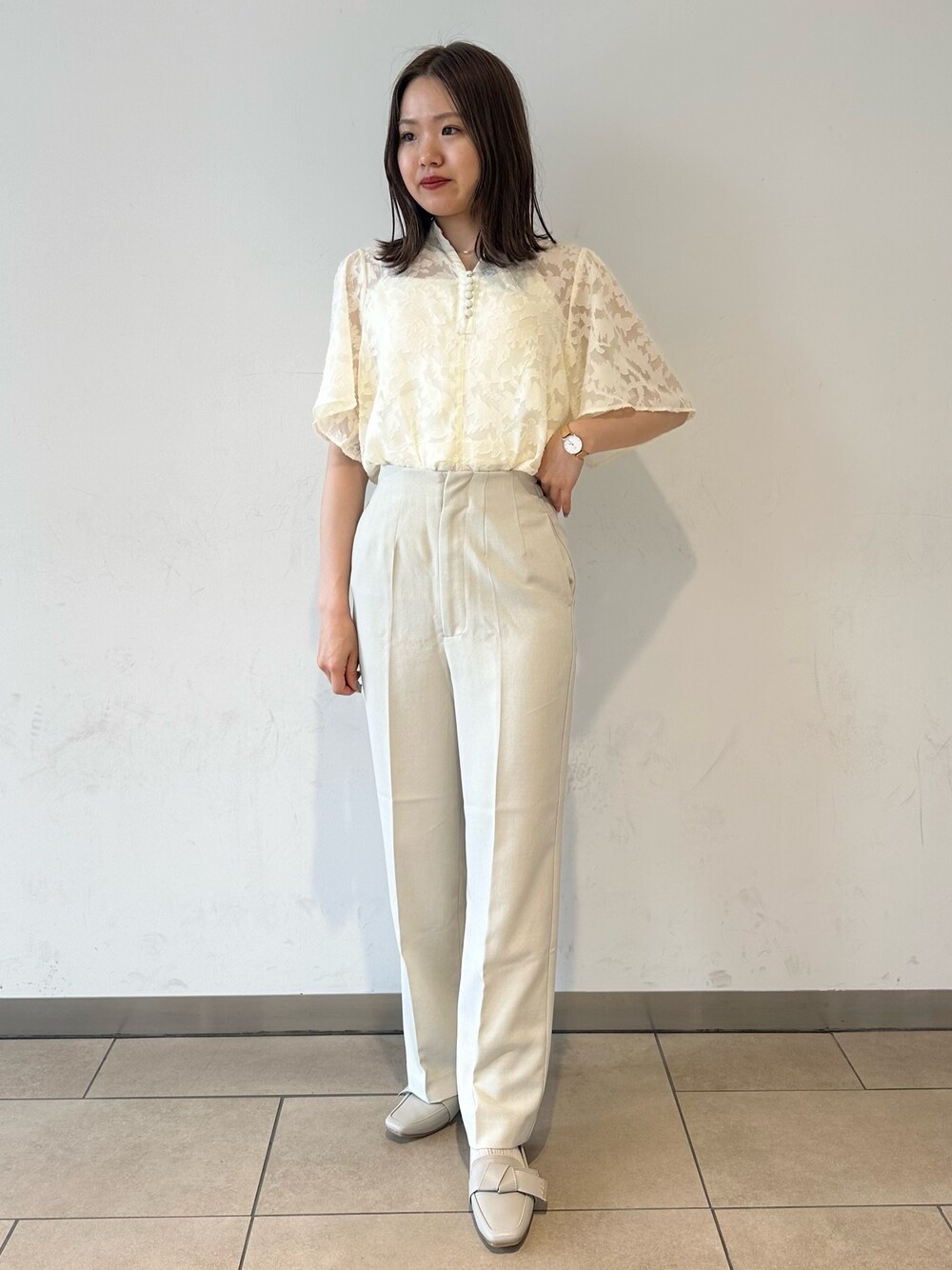 ベージュ系のその他パンツ、グレー系のドレスシューズ、ホワイト系のキャミソールを着用したレディースの夏コーディネートの1枚目の写真