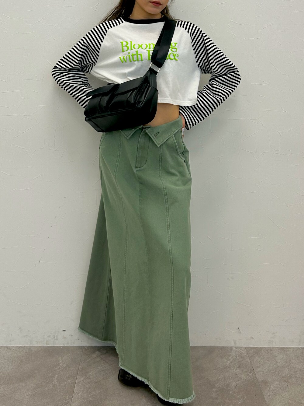 「カジュアルコーデ、お出かけコーデ、大人コーデ、デニムスカート、ロングスカート、アソートロゴTシャツ、スニーカーコーデ、厚底スニーカー、春コーデ、24SS春の新作、台形スカート、スカートコーデ、カーキコーデ、差し色コーデ」｜「FOREVER 21の【2024SS】ラグランアソートロンT（Tシャツ/カットソー、ホワイト系）」を使った、mEiさん（レディース・158cm）の春コーディネートの1枚目の写真