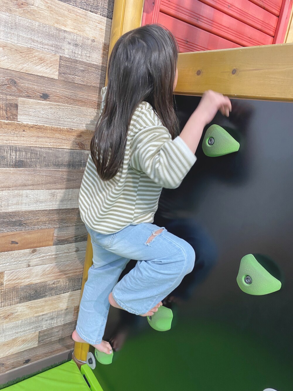 「お出かけコーデ、カジュアルコーデ、シンプルコーデ、ボーダー、6歳、女の子コーデ、キッズコーデ」｜「しまむらのアイテム（デニムパンツ、ブルー系）」を使った、ぉもちさん（キッズ・120cm）の冬コーディネートの1枚目の写真