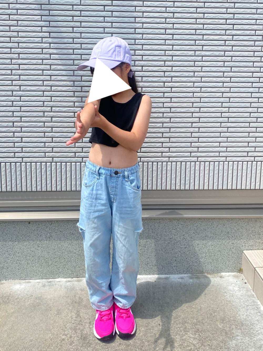 「スポーツミックス、シンプルコーデ、夏コーデ、小学生、おでかけコーデ、オトナカワイイ、キャップ、デニムコーデ、ピンク、NIKE、プチプラ、プチプラコーデ、7歳、スニーカー、タンクトップ」｜「しまむらのアイテム（デニムパンツ、ブルー系）」を使った、ぉもちさん（キッズ・122cm）の春コーディネートの1枚目の写真