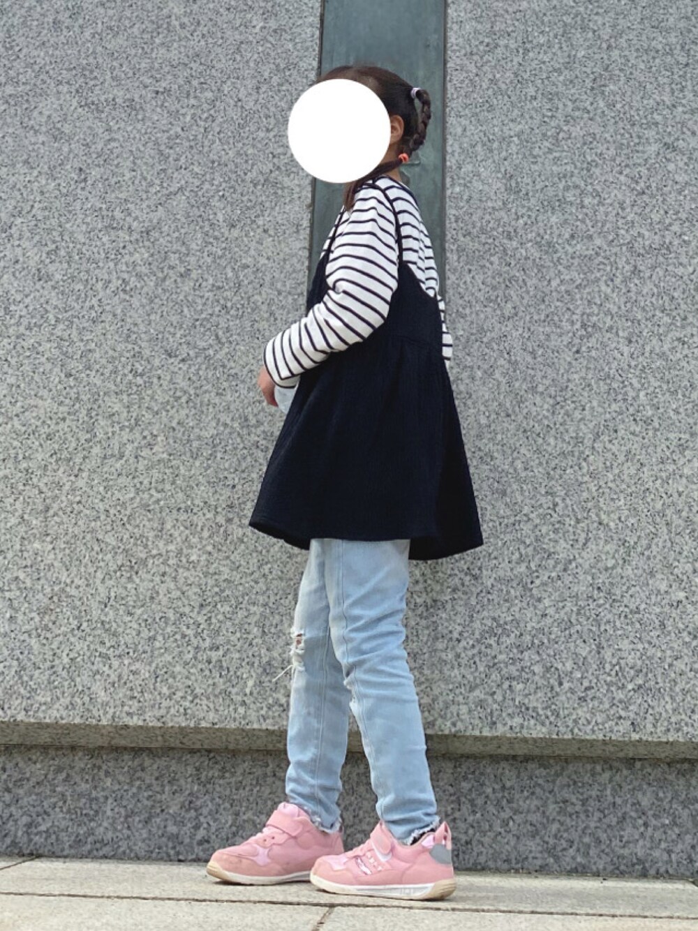 「春コーデ、カジュアルコーデ、女の子、シンプルコーデ、キッズ、ボーダートップス、プチプラ、プティマイン、デニムコーデ、公園、公園コーデ、おしゃれさんと繋がりたい、ロンT、デニム」｜「しまむらのアイテム（キャミソール、ブラック系）」を使った、ぉもちさん（キッズ・120cm）の春コーディネートの1枚目の写真