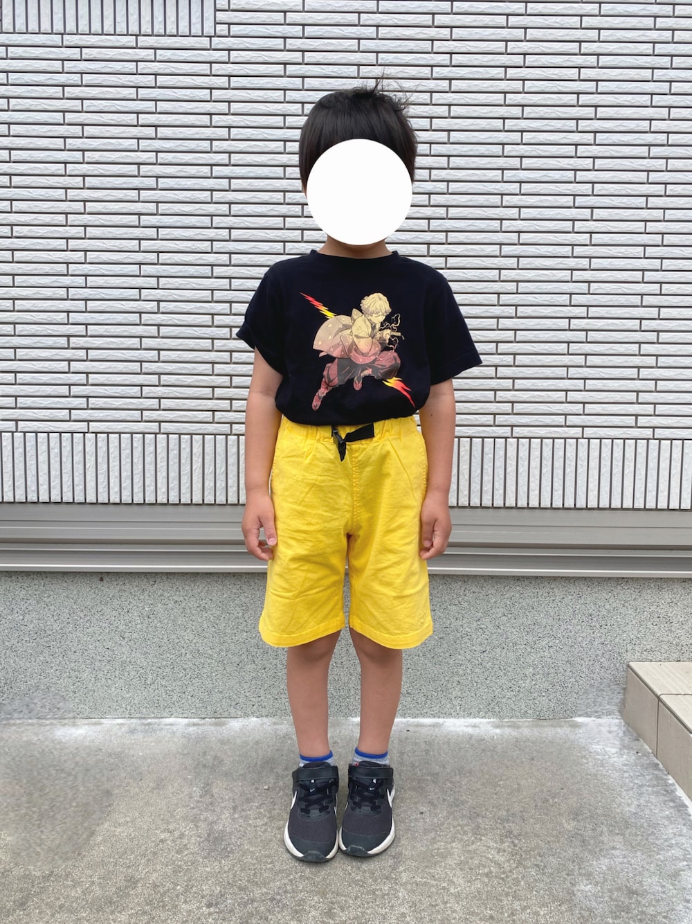 「男の子、プチプラコーデ、男の子コーデ、キッズコーデ、プチプラ、鬼滅の刃、黄色、BABYDOLL、GU、NIKE、夏コーデ」｜「GUのアイテム（Tシャツ/カットソー、ブラック系）」を使った、ぉもちさん（キッズ・110cm）の春コーディネートの1枚目の写真
