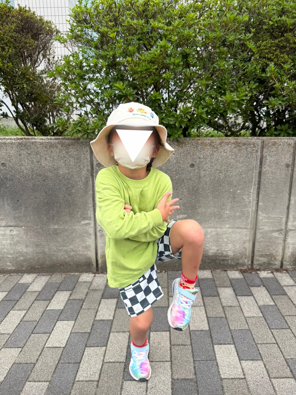 「お洒落さんとつながりたい、Mrs. GREEN APPLE、キッズコーデ、秋服、カジュアルコーデ、6歳、保育園コーデ」｜「devirockの綿100% お洗濯してもよれにくい ビッグシルエット 袖リブ 無地 長袖Tシャツ（Tシャツ/カットソー、グリーン系）」を使った、ぉもちさん（キッズ・120cm）の秋コーディネートの1枚目の写真