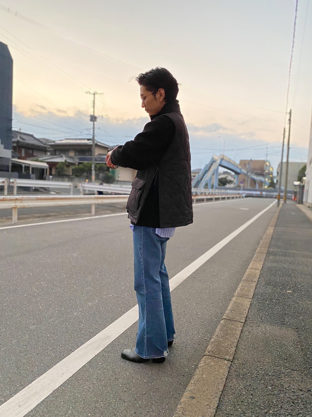 「休日スタイル、大人カジュアル、メンズファッション、シンプルコーデ、冬コーデ、きれいめカジュアル、おしゃれさんと繋がりたい、今日のコーデ、大人コーデ、冬アウター」｜「TAIONのTAION/MILITARY HI NECK DOWN VEST（ダウンベスト、ブラック系）」を使った、Fumiyaさん（メンズ・179cm）の冬コーディネートの1枚目の写真