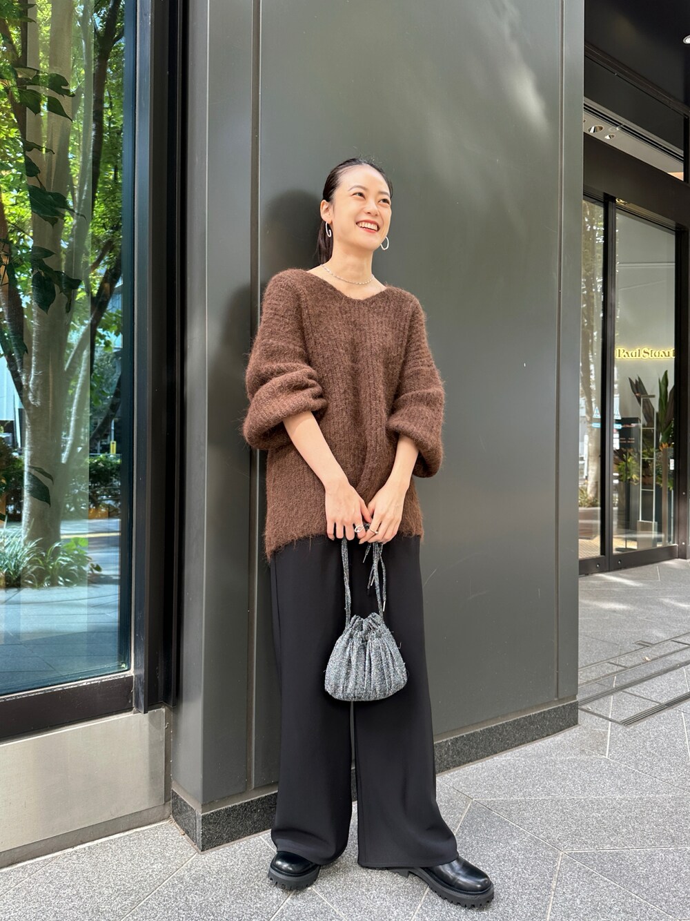 「ニット、お出かけコーデ、休日スタイル、きれいめカジュアル、ゆるニット、ジャージーパンツ、高身長女子、大人カジュアル、大人かわいい、ブラウン、冬コーデ、モヘアニット、綺麗目カジュアル、ブーツ、シンプル」｜「CE'E_SE'Eのジャージーストレートパンツ（その他パンツ、ブラック系）」を使った、ainaさん（骨格ナチュラル・レディース・167cm）の秋コーディネートの1枚目の写真