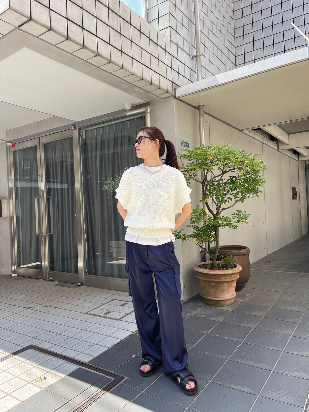 「シンプルスタイル、レイヤードスタイル、カーゴパンツ、サテンパンツ、ニットベスト、サンダル、大人カジュアル、高身長女子、サングラススタイル、カットソー、高身長コーデ、きれいめカジュアル、ロゴT、着回しコーデ、大人女子」｜「CE'E_SE'Eのシャイニーサテンカーゴパンツ（カーゴパンツ、ブルー系）」を使った、ainaさん（骨格ナチュラル・レディース・167cm）の春コーディネートの1枚目の写真