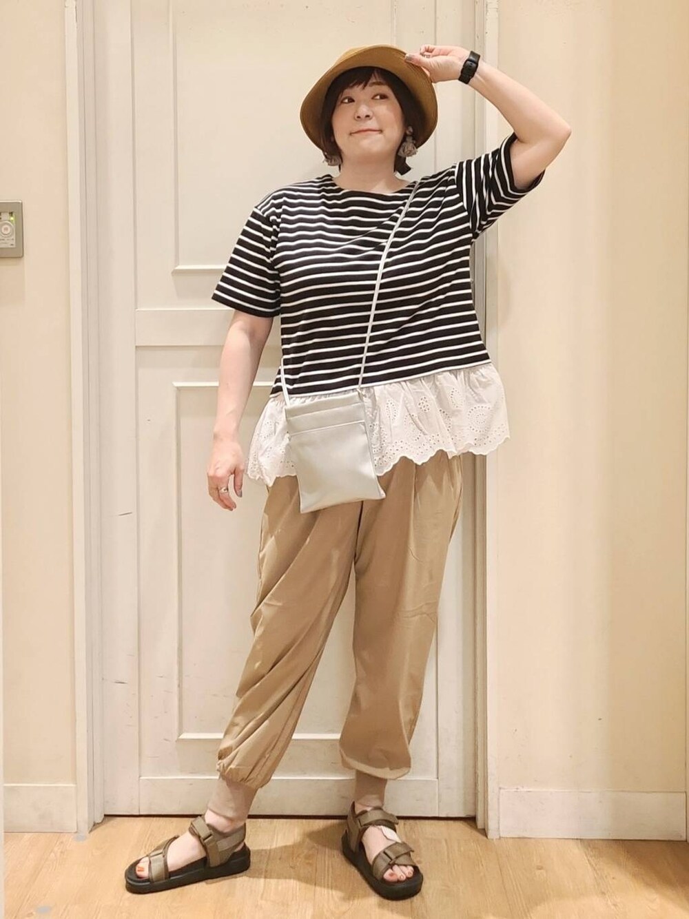 グリーン系のサンダル、ベージュ系のその他パンツ、その他のショルダーバッグを着用したレディースの夏コーディネートの1枚目の写真