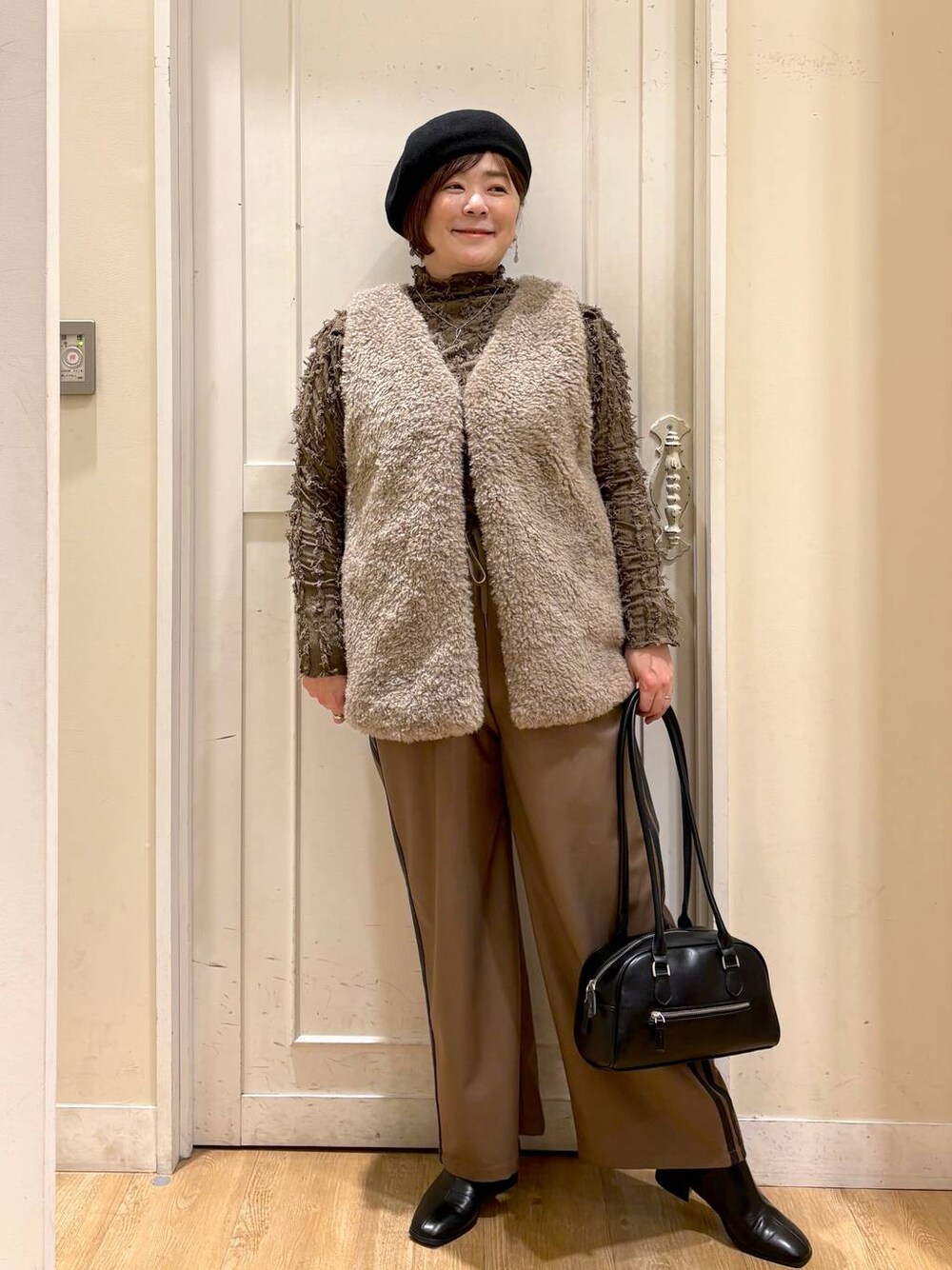 「着痩せ・細見え、体型カバー、差し色コーデ、ママコーデ、楽ちんコーデ、女子会、女子ウケ、カジュアル、studio CLIP」｜「studio CLIPのVネックボアベスト（ベスト、ブラウン系）」を使った、さかもってぃさん（レディース・163cm）の秋コーディネートの1枚目の写真