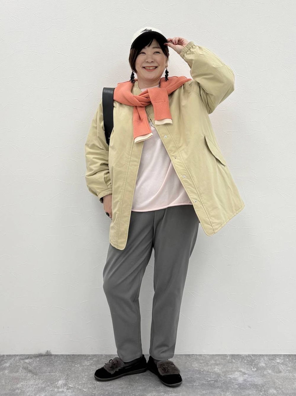 ブラック系のモカシン/デッキシューズ、ブラック系のショルダーバッグを着用したレディースの秋コーディネートの1枚目の写真