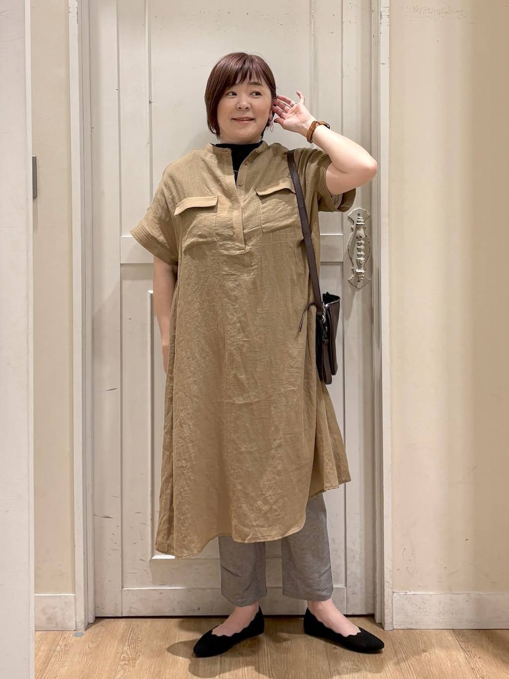 「着痩せ・細見え、体型カバー、差し色コーデ、ママコーデ、楽ちんコーデ、女子会、女子ウケ、カジュアル、studio CLIP、お手入れらくらくシリーズ_studio CLIP、ワンピース、接触冷感、テーパードパンツ」｜「studio CLIPの【ウォッシャブル/軽量】洗えるニットパンプス（パンプス、ブラック系）」を使った、さかもってぃさん（レディース・163cm）の夏コーディネートの1枚目の写真