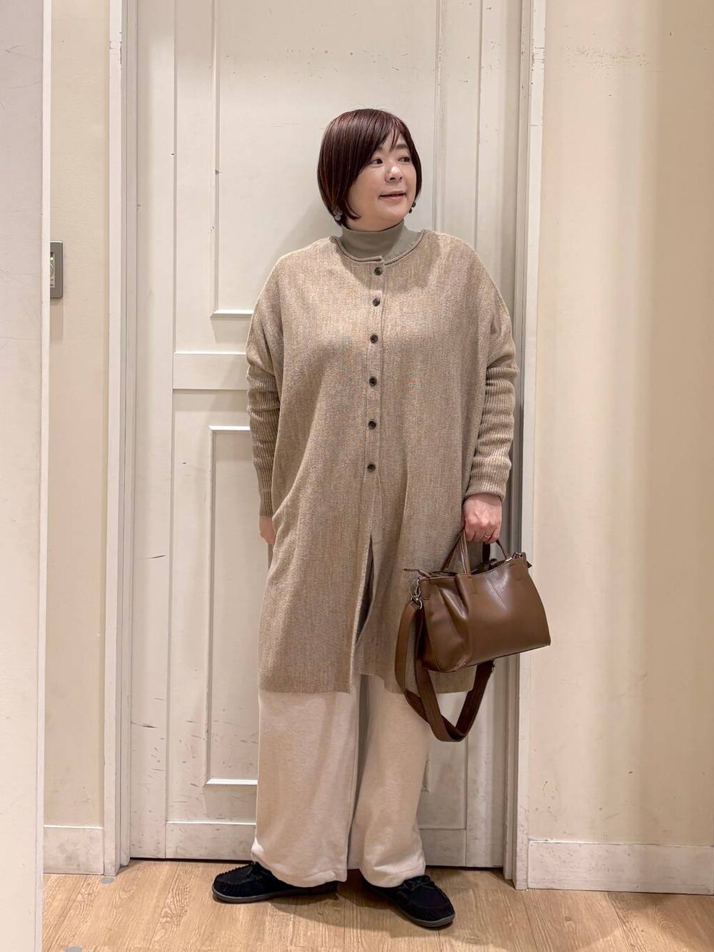 「体型カバー、女子ウケ、カジュアル、着痩せ・細見え、差し色コーデ、ママコーデ、楽ちんコーデ、女子会、studio CLIP」｜「studio CLIPの撥水ファーモカシン（モカシン/デッキシューズ、ブラック系）」を使った、さかもってぃさん（レディース・163cm）の冬コーディネートの1枚目の写真