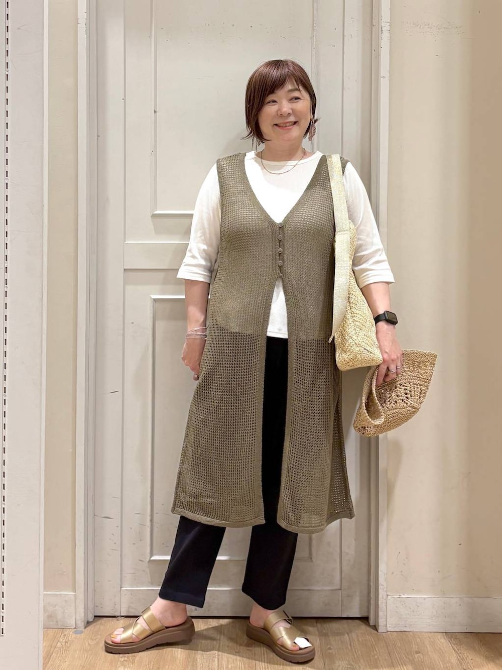 「着痩せ・細見え、体型カバー、差し色コーデ、ママコーデ、楽ちんコーデ、女子会、女子ウケ、カジュアル、studio CLIP、テーパードパンツ、みんなのリクエストパンツ_studioCLIP、接触冷感、Tシャツ」｜「studio CLIPのUSAコットンアソートリブTシャツ[スリムフィットサイズあり]（Tシャツ/カットソー、ホワイト系）」を使った、さかもってぃさん（レディース・163cm）の春コーディネートの1枚目の写真