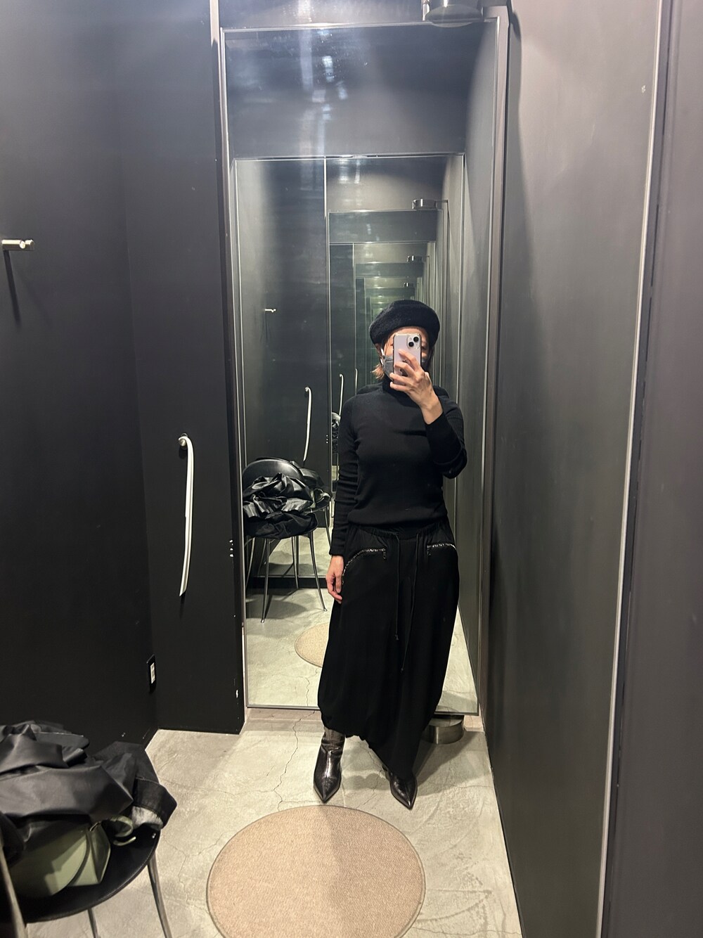 シルバー系のブーツを着用したレディースの冬コーディネートの1枚目の写真