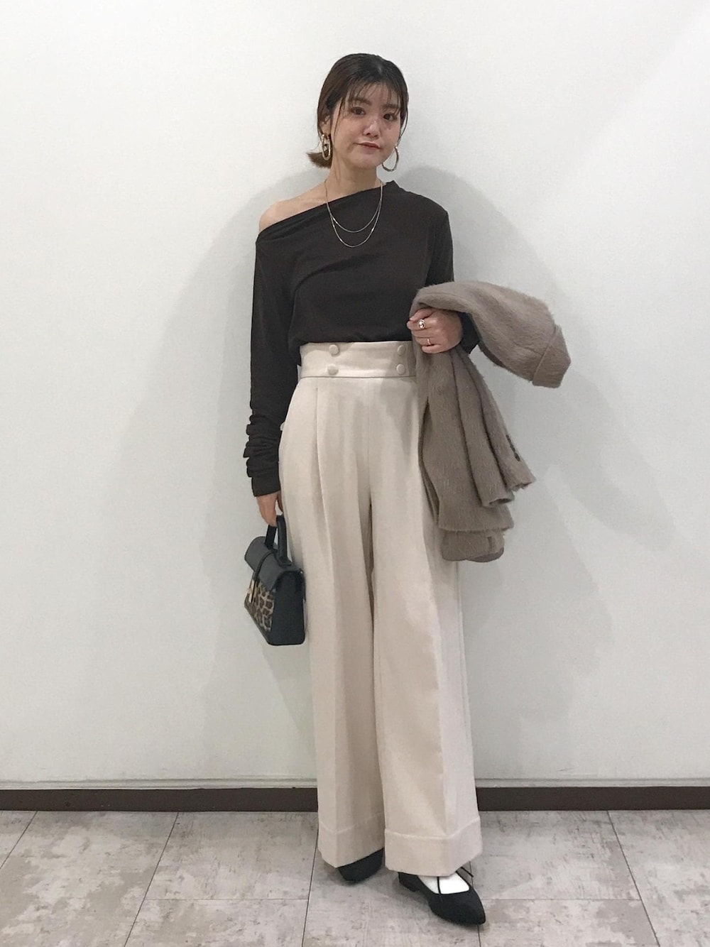 「きれいめカジュアル、忘年会、新年会、ブラウン、ホワイト、レオパード、ブラック、初冬コーデ、冬コーデ、お仕事コーデ、デートコーデ、お出かけコーデ、旅行コーデ、お正月・初詣コーデ、女子会コーデ」｜「VISのオーバルメタルフープピアス（ピアス（両耳用）、ゴールド系）」を使った、はっちゃんさん（レディース・159cm）の冬コーディネートの1枚目の写真