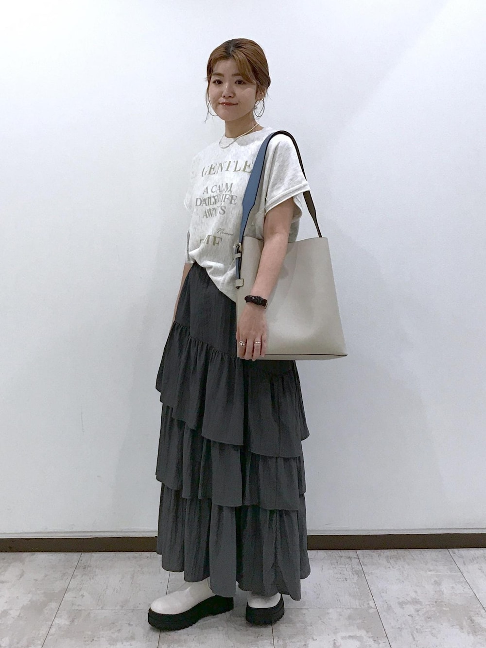 「厚底、ロゴ、プリント、無地、ベージュ、トートバッグ、プルオーバー、クルーネック、ロング、ティアード、ティアードスカート、初秋コーデ、秋コーデ、デートコーデ、お出かけコーデ」｜「VISの【新色追加/追加生産】リバーシブルハンドルワンショルダーバッグ【A4対応】（ショルダーバッグ、ベージュ系）」を使った、はっちゃんさん（レディース・159cm）の夏コーディネートの1枚目の写真