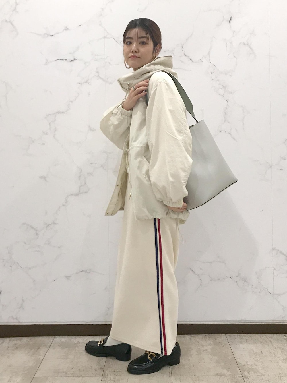 「きれいめカジュアル、マンパ、ホワイトコーデ、CONVERSE、初春コーデ、春コーデ、デートコーデ、お出かけコーデ、旅行コーデ、女子会コーデ、スポーツミックス、大人カジュアル、スカートスタイル、ワントーンコーデ、カジュアルコーデ」｜「VISのオーバルメタルフープピアス（ピアス（両耳用）、ゴールド系）」を使った、はっちゃんさん（レディース・159cm）の冬コーディネートの1枚目の写真