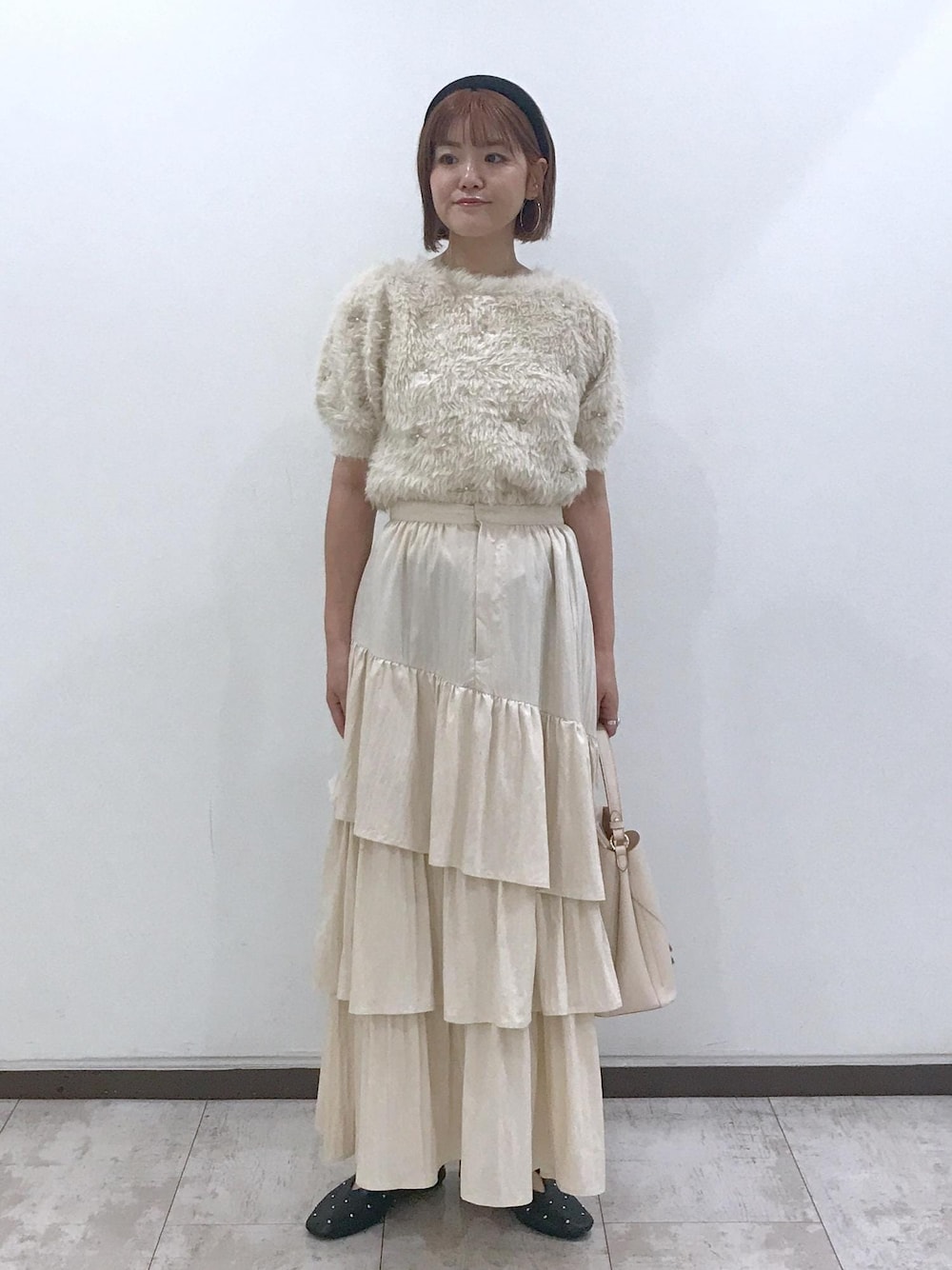 「ワンハンドル、ハートバッグ、スタッズ、メリージェーン、ベージュ、プルオーバー、ニット、半袖、クルーネック、アイボリー、パフスリーブ、ロング、ティアード、ティアードスカート、ブラック」｜「Juzeのスタッズメリージェーン（バレエシューズ、ブラック系）」を使った、はっちゃんさん（レディース・159cm）の秋コーディネートの1枚目の写真
