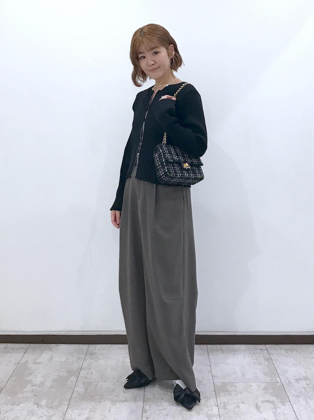 「アンサンブル、ツイード、ブラウン、パンプス、リボン、リボンパンプス、ミュール、ブラック、チェーン、チェーンバッグ、ニット、長袖、クルーネック、ワイド、十分丈」｜「Juzeのサテンリボンミュール（サンダル、ブラック系）」を使った、はっちゃんさん（レディース・159cm）の秋コーディネートの1枚目の写真