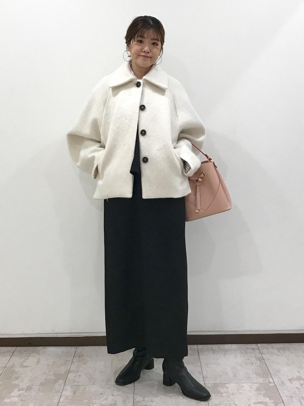 「羽織り、コート、ショートコート、シャギー、キャミワンピ、ペプラム、シャツ、ストライプ、ブラック、ホワイト、ピンク、ショートブーツ、ヒール、ハートバッグ、ブルべ冬」｜「VISの【ご好評につき追加生産】【2WAY】ハートカットバッグ（ショルダーバッグ、ピンク系）」を使った、はっちゃんさん（レディース・159cm）の秋コーディネートの1枚目の写真