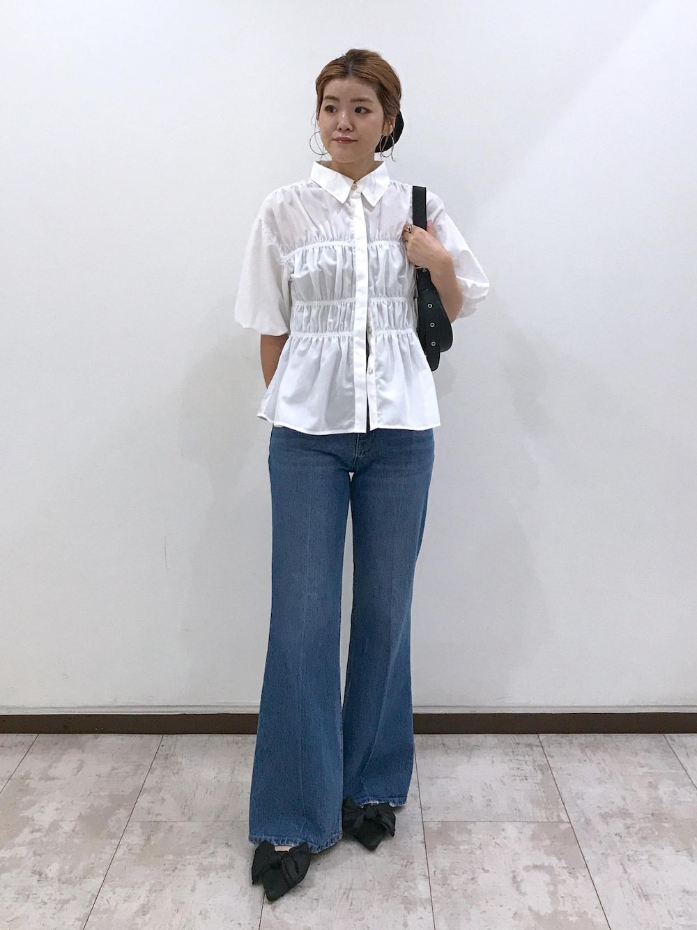 「アンサンブル、VIS、ウェーブ、ブルべ冬、低身長、トップス、シャツ/ブラウス、パンツ、デニムパンツ、ヘアアクセサリー、シュシュ、BVH54050、BVK54010、BVS74500、BVZ44100」｜「CIMARRONの【CIMARRON】VIS別注フレアデニム（デニムパンツ、ブルー系）」を使った、はっちゃんさん（レディース・159cm）の夏コーディネートの1枚目の写真