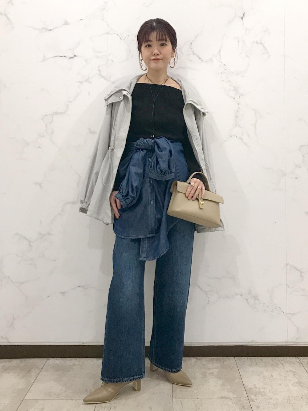 「きれいめカジュアル、デニムコーデ、マンパ、腰巻き、初春コーデ、春コーデ、デートコーデ、お出かけコーデ、旅行コーデ、女子会コーデ、大人カジュアル、レイヤード、パンツスタイル、カジュアルコーデ、VIS」｜「VISのオーバルメタルフープピアス（ピアス（両耳用）、ゴールド系）」を使った、はっちゃんさん（レディース・159cm）の春コーディネートの1枚目の写真