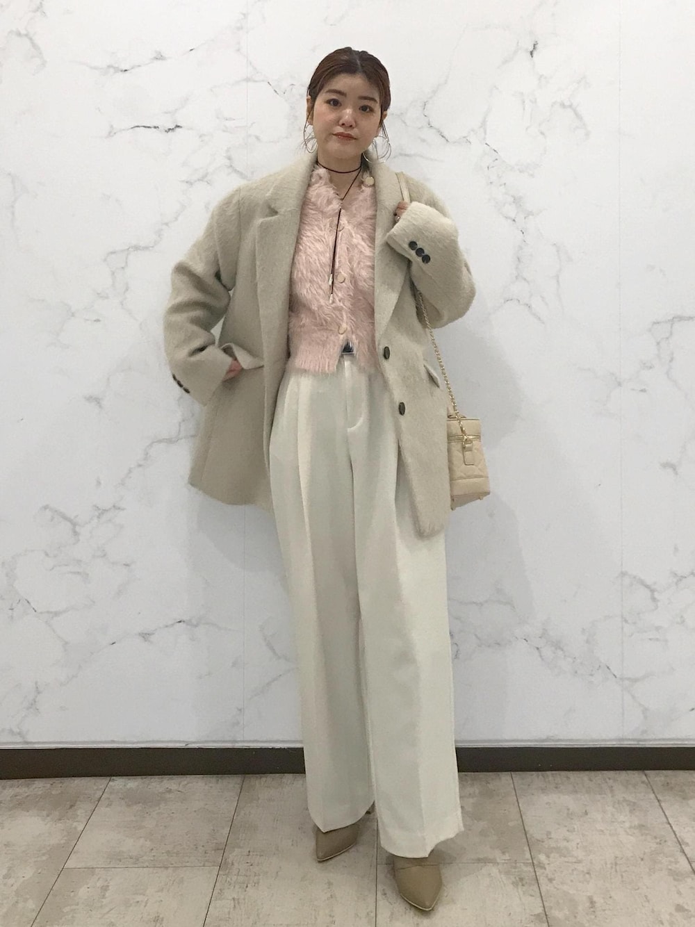 「きれいめカジュアル、ワイドパンツ、チョーカー、ホワイト、ベージュ、ピンク、冬アウター、淡色コーデ、初冬コーデ、冬コーデ、お仕事コーデ、授業参観日コーデ、デートコーデ、お出かけコーデ、旅行コーデ」｜「VISのメタルポイントラリエット（ネックレス、シルバー系）」を使った、はっちゃんさん（レディース・159cm）の冬コーディネートの1枚目の写真